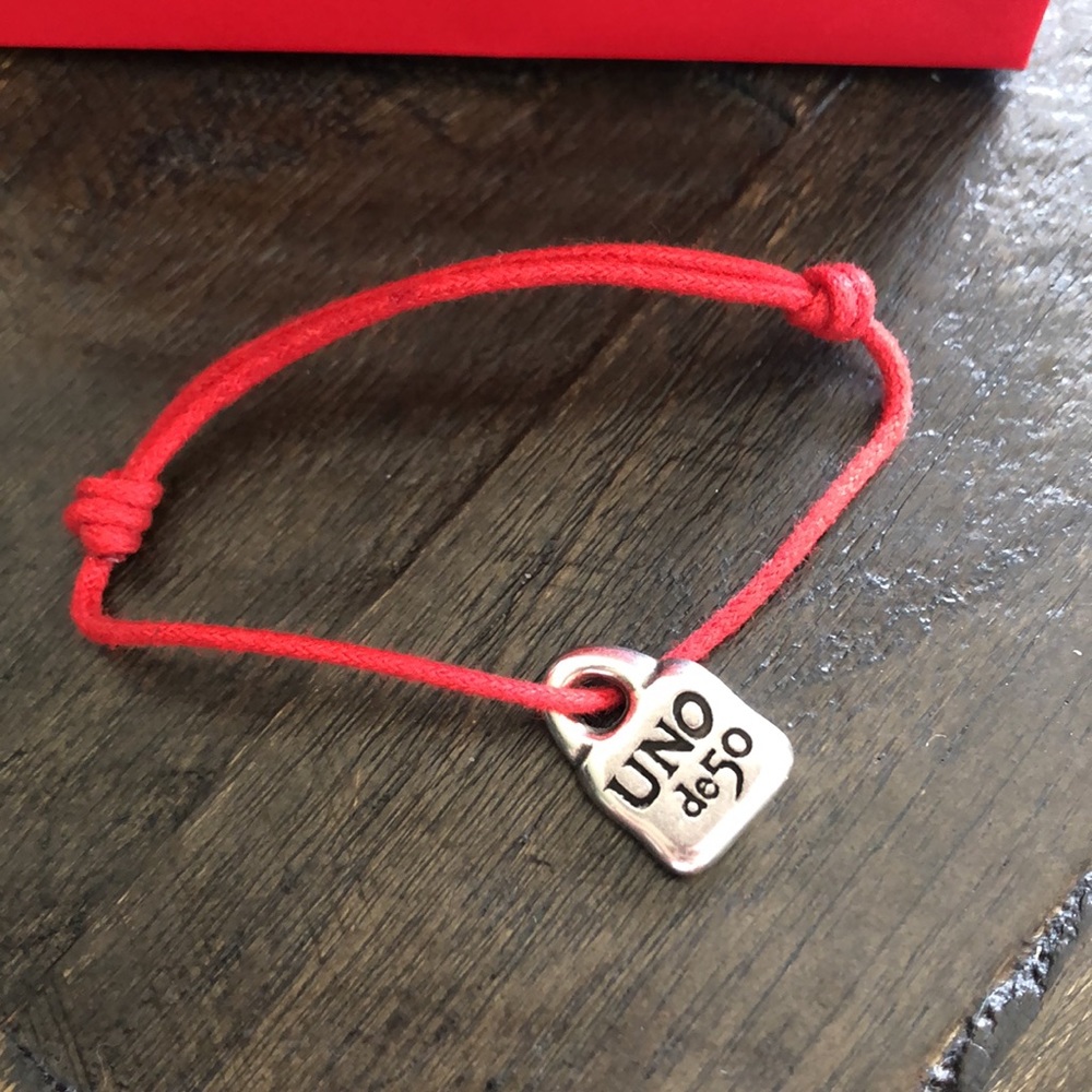 Adjustable red  bracelet with two knots and a silver-plated UNOde50  charm. - Picture 4 of 6